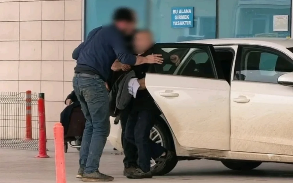 Elini motorlu testereye kaptırdı